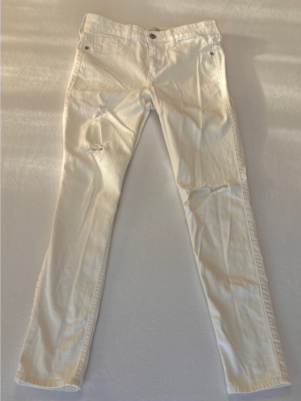 Abercrombie & Fitch High Rise Distressed Ankle Jeans in White - Size 27, 4